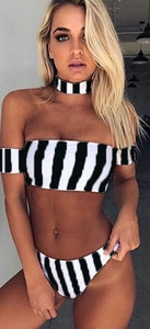 Οι γυναίκες μαγιό μοντελοποίηση όλους και δύο μέρη σε τρία διαφορετικά μοντέλα