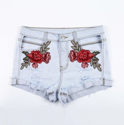 Σύντομη κυρίες παντελόνι με πολλά όμορφα λουλούδια