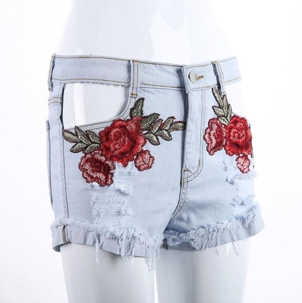 Σύντομη κυρίες παντελόνι με πολλά όμορφα λουλούδια