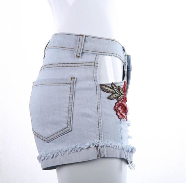 Σύντομη κυρίες παντελόνι με πολλά όμορφα λουλούδια