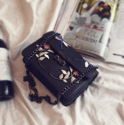 Μίνι χαρτοφύλακα με κεντημένα στολίδια και μακριά λαβή ώμου