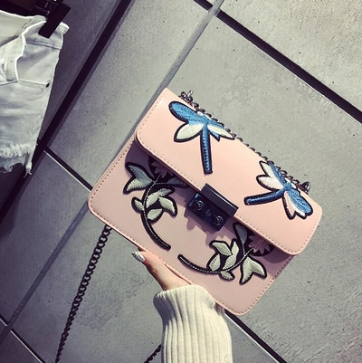 Μίνι χαρτοφύλακα με κεντημένα στολίδια και μακριά λαβή ώμου