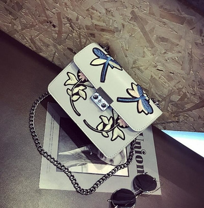 Μίνι χαρτοφύλακα με κεντημένα στολίδια και μακριά λαβή ώμου