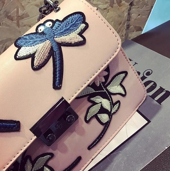 Μίνι χαρτοφύλακα  με κεντημένα στολίδια και μακριά λαβή ώμου