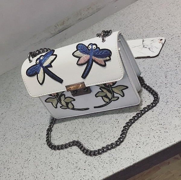 Μίνι χαρτοφύλακα  με κεντημένα στολίδια και μακριά λαβή ώμου