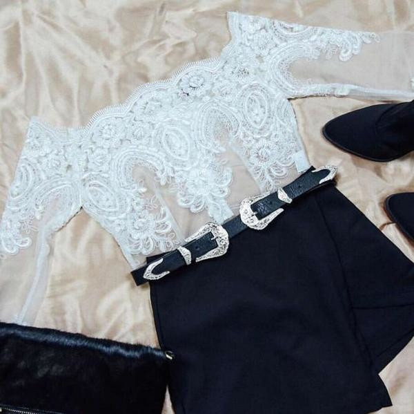 Πολλές όμορφες κυρίες διαφανή μπλούζα με διάτρητη δαντέλα έναν ώμο