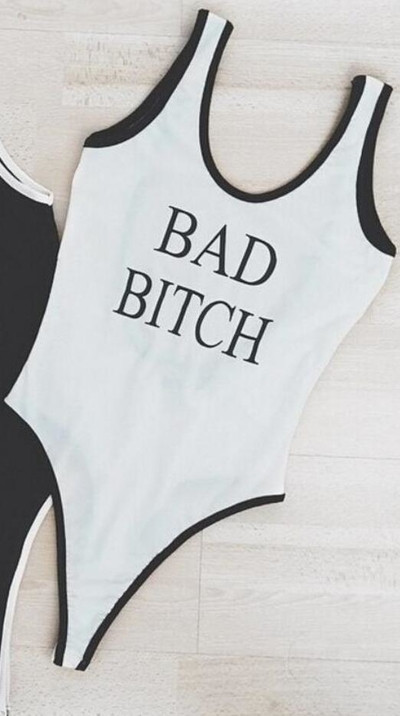 Όλα σε ένα μαγιό σε μαύρο και άσπρο με την επιγραφή