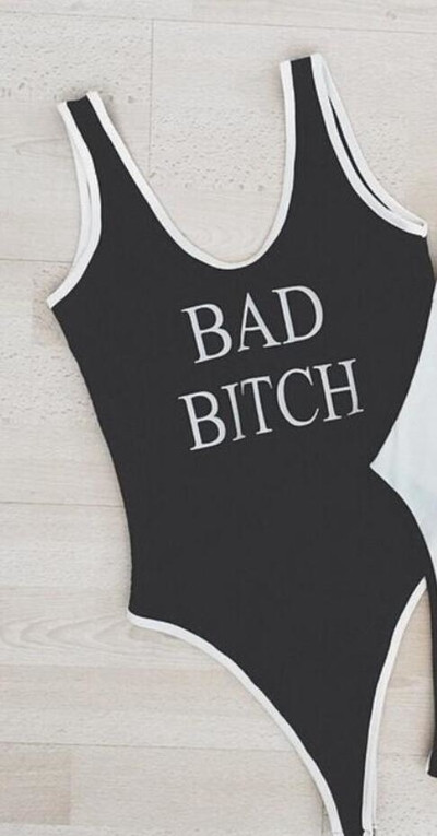 Όλα σε ένα μαγιό σε μαύρο και άσπρο με την επιγραφή