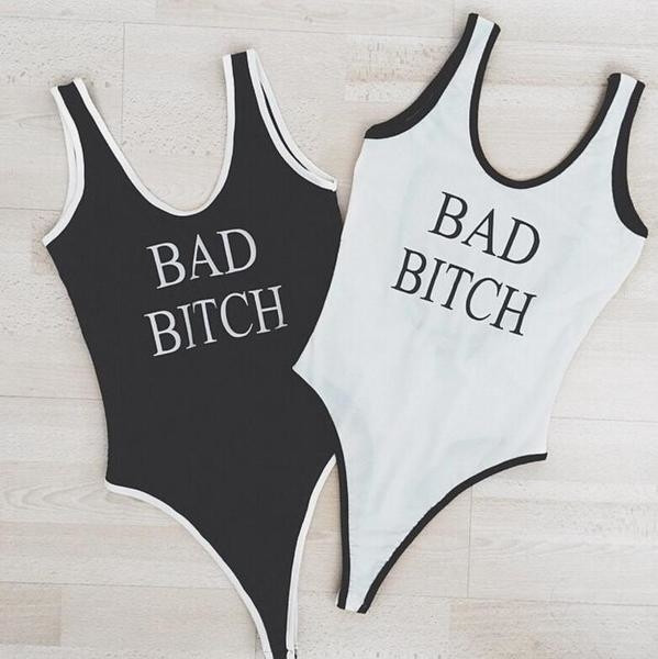 Όλα σε ένα μαγιό σε μαύρο και άσπρο με την επιγραφή