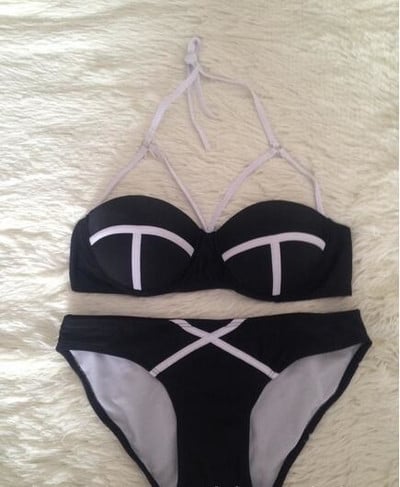 Πολύ όμορφες κυρίες μαγιό με κομμένα κορυφή