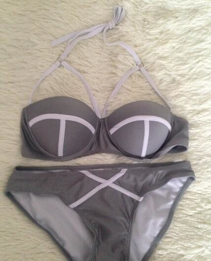 Πολύ όμορφες κυρίες μαγιό με κομμένα κορυφή