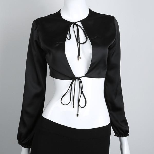 μπλούζα πολύ ευγενική κυρία με ανοιχτό ντεκολτέ και μακριά μανίκια