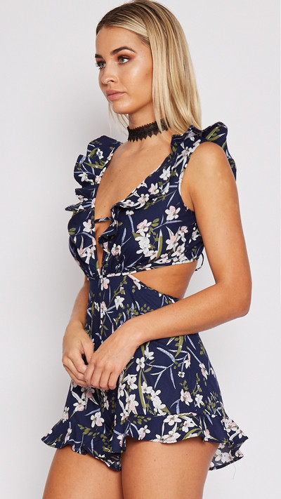 στολή των γυναικών το καλοκαίρι σε δύο χρώματα