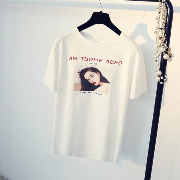 Όμορφες κυρίες T-shirt με κοντά μανίκια με εκτύπωση