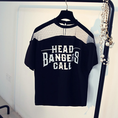 Ευρεία κυρίες μπλούζα με κοντά μανίκια με πλέγμα στην κορυφή