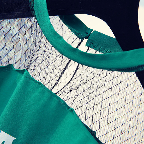 Ευρεία κυρίες μπλούζα με κοντά μανίκια με πλέγμα στην κορυφή