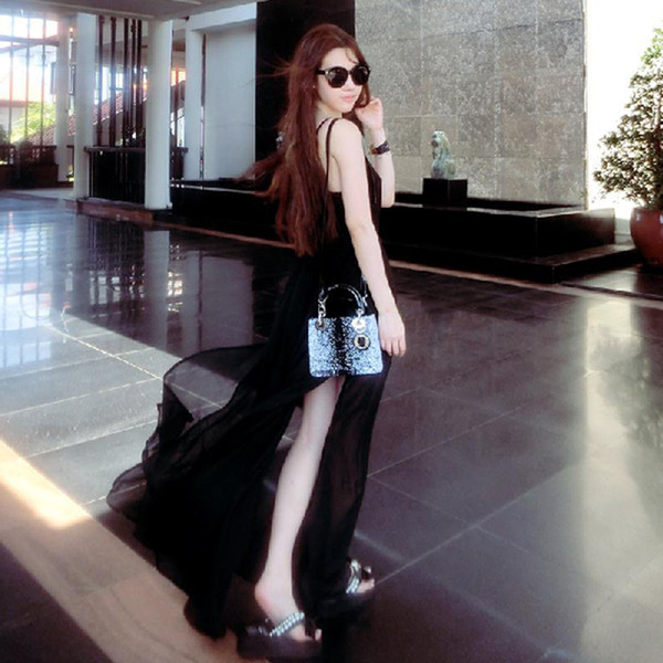 Πολλές όμορφες κυρίες μακρύ μαύρο φόρεμα σιφόν