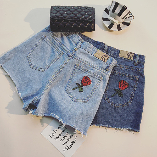 Κυρίες σύντομη παντελόνι τζιν με υψηλή μέση και όμορφα κεντήματα στο πίσω τσέπη