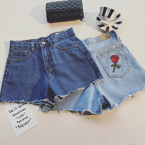 Κυρίες σύντομη παντελόνι τζιν με υψηλή μέση και όμορφα κεντήματα στο πίσω τσέπη