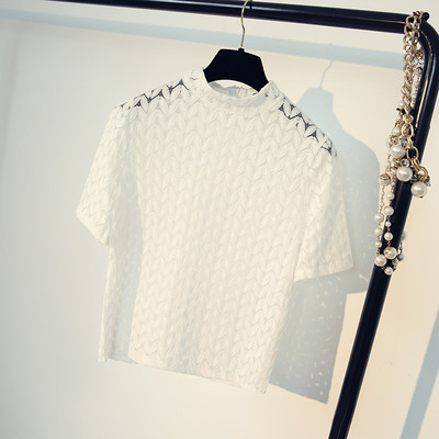 Μια μεγάλη καθημερινή κυρίες μπλούζα με κοντά μανίκια σε δύο διαφορετικά χρώματα