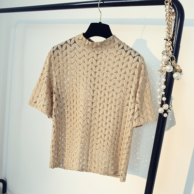 Μια μεγάλη καθημερινή κυρίες μπλούζα με κοντά μανίκια σε δύο διαφορετικά χρώματα