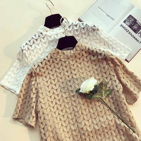 Μια μεγάλη καθημερινή κυρίες μπλούζα με κοντά μανίκια σε δύο διαφορετικά χρώματα