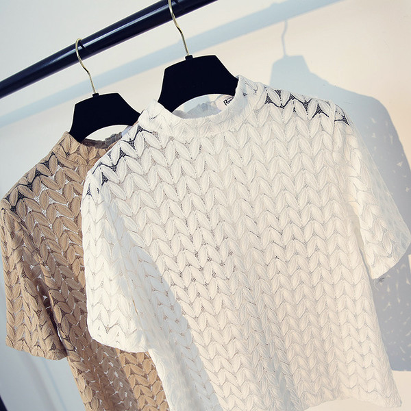 Μια μεγάλη καθημερινή κυρίες μπλούζα με κοντά μανίκια σε δύο διαφορετικά χρώματα