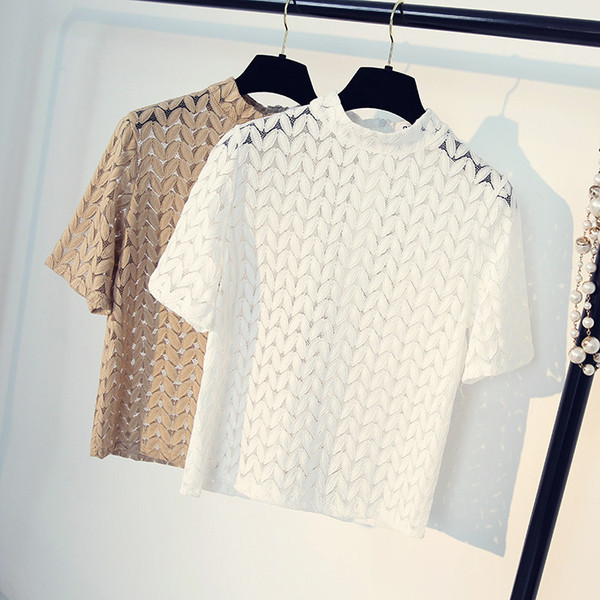 Μια μεγάλη καθημερινή κυρίες μπλούζα με κοντά μανίκια σε δύο διαφορετικά χρώματα