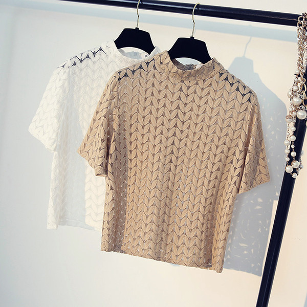 Μια μεγάλη καθημερινή κυρίες μπλούζα με κοντά μανίκια σε δύο διαφορετικά χρώματα