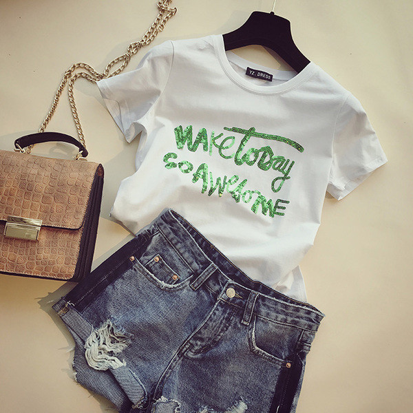 Κομψό κυρίες μπλούζα με κοντά μανίκια και χρωματιστά επιγραφή με πούλιες