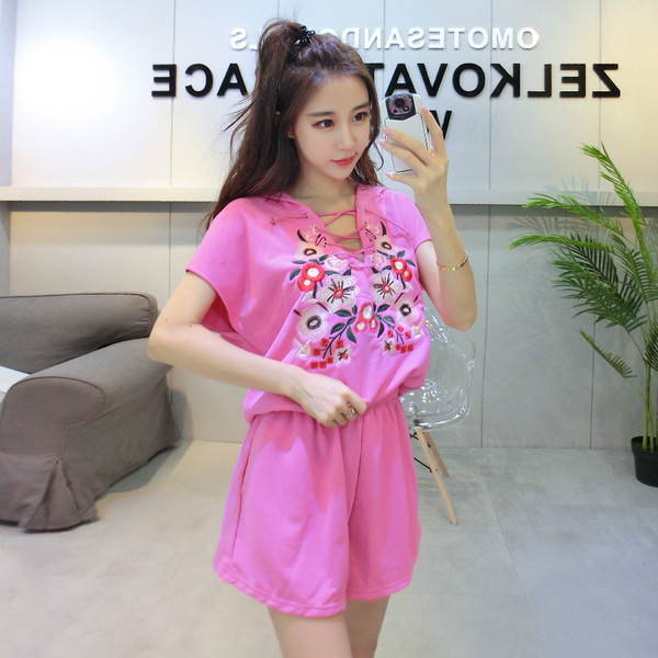 Ορίστε μεγάλη σορτς και ασυνήθιστη πουκάμισο με κοντά μανίκια με δεσμούς, κεντήματα και κουκούλα