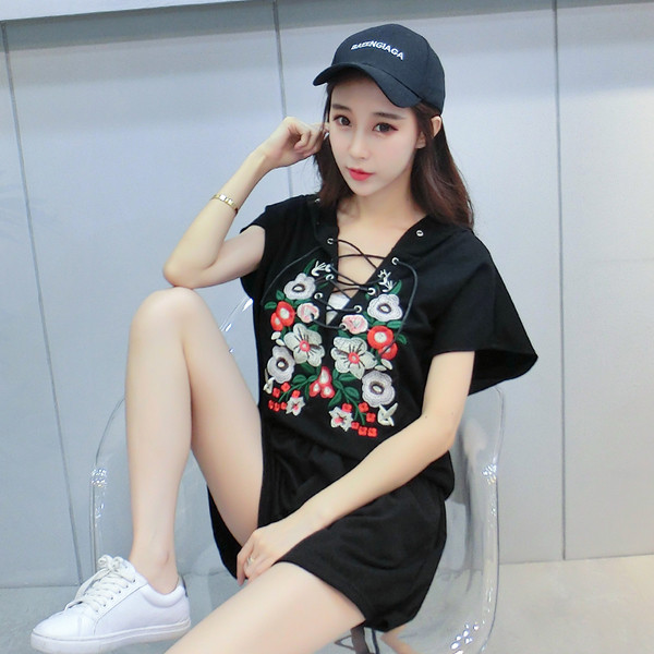 Ορίστε μεγάλη σορτς και ασυνήθιστη πουκάμισο με κοντά μανίκια με δεσμούς, κεντήματα και κουκούλα