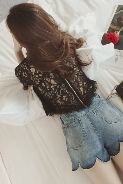 Μεγάλη κυρίες δαντέλα μπλούζα με μακριά μανίκια και πίσω φερμουάρ