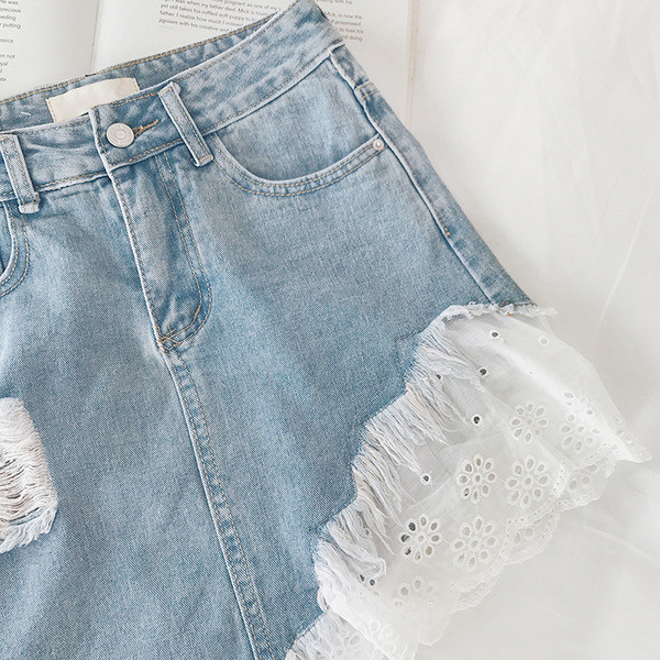 τζιν φούστα της Γυναίκας με υπέροχη δαντέλα στην πλάτη