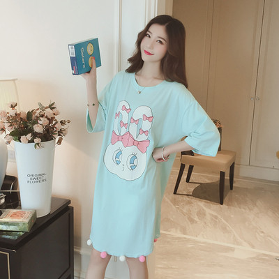 Πολλές όμορφες κυρίες νυχτικό με απεικόνιση λαγουδάκι