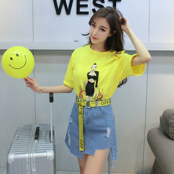 Ορίστε προηγμένες εκτύπωσης T-shirt με ενδιαφέροντα και εντυπωσιακά δυσανάλογη τζιν φούστα