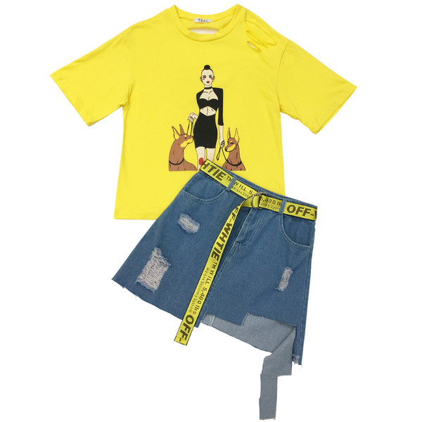 Ορίστε προηγμένες εκτύπωσης T-shirt με ενδιαφέροντα και εντυπωσιακά δυσανάλογη τζιν φούστα