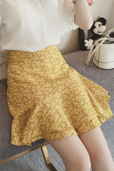 πολύχρωμο φούστα Φρέσκο ​​κυρία με υψηλή μέση ιδανικό για τις ζεστές μέρες του καλοκαιριού