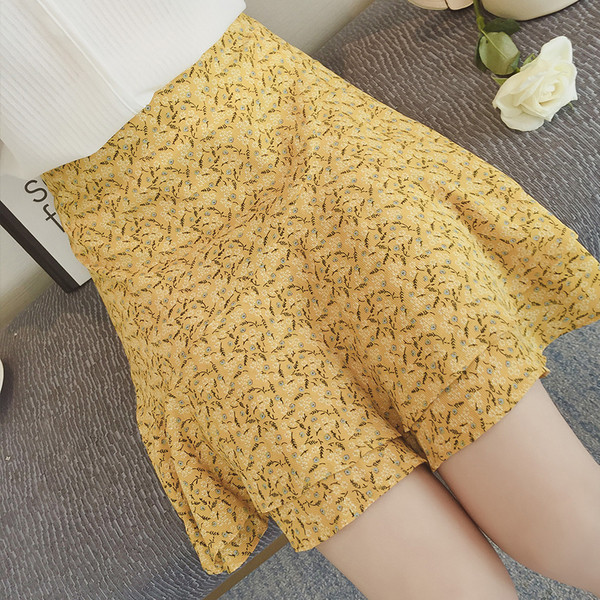 πολύχρωμο φούστα Φρέσκο ​​κυρία με υψηλή μέση ιδανικό για τις ζεστές μέρες του καλοκαιριού