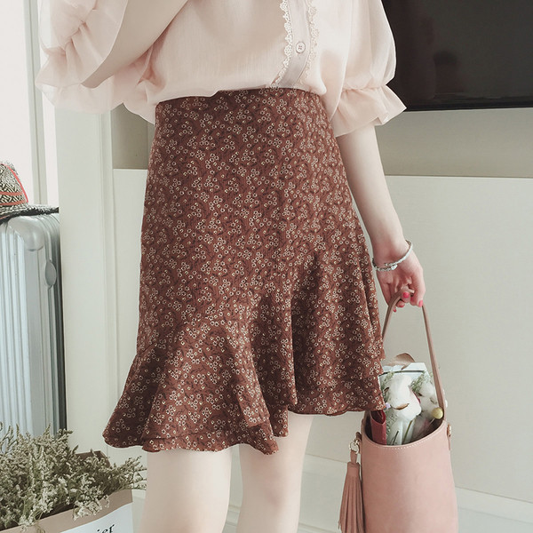 πολύχρωμο φούστα Φρέσκο ​​κυρία με υψηλή μέση ιδανικό για τις ζεστές μέρες του καλοκαιριού