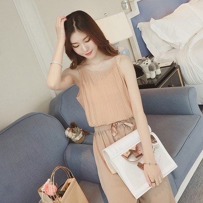 Οι γυναίκες με πιέτες potniche σε τέσσερα διαφορετικά χρώματα