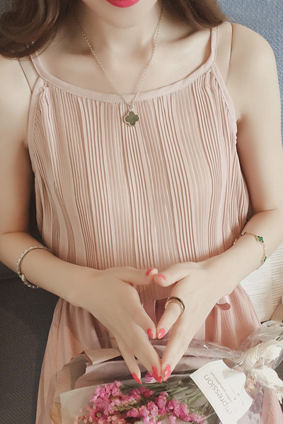 Οι γυναίκες με πιέτες potniche σε τέσσερα διαφορετικά χρώματα