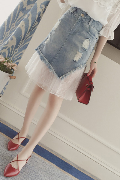 τζιν φούστα της Γυναίκας με μια πολύ όμορφη και λεπτή δαντέλα στο κάτω άκρο