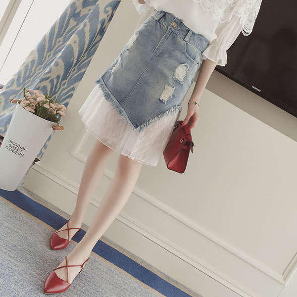 τζιν φούστα της Γυναίκας με μια πολύ όμορφη και λεπτή δαντέλα στο κάτω άκρο