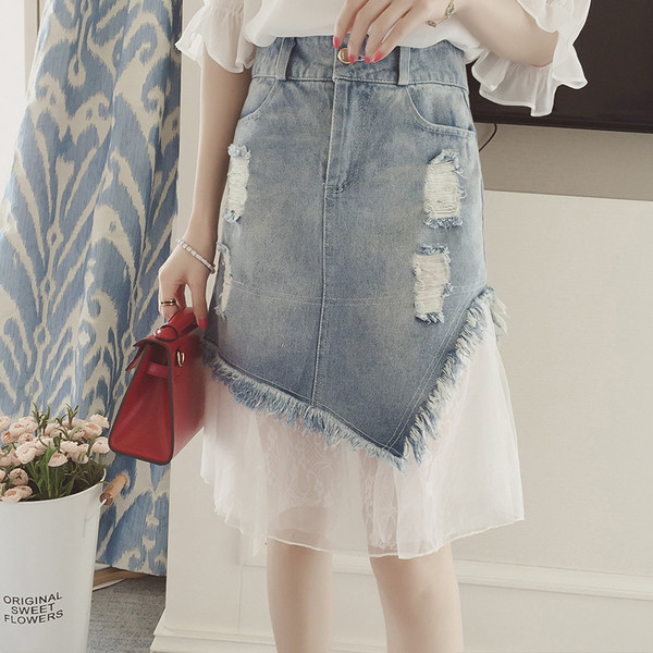 τζιν φούστα της Γυναίκας με μια πολύ όμορφη και λεπτή δαντέλα στο κάτω άκρο