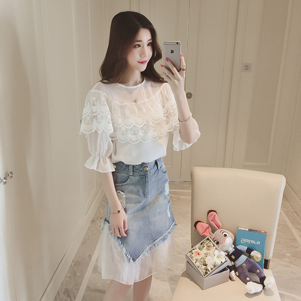 τζιν φούστα της Γυναίκας με μια πολύ όμορφη και λεπτή δαντέλα στο κάτω άκρο