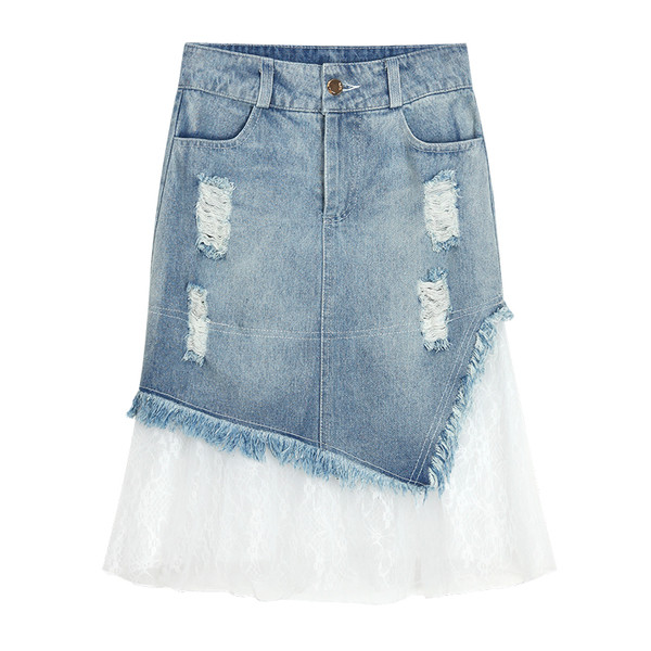 τζιν φούστα της Γυναίκας με μια πολύ όμορφη και λεπτή δαντέλα στο κάτω άκρο