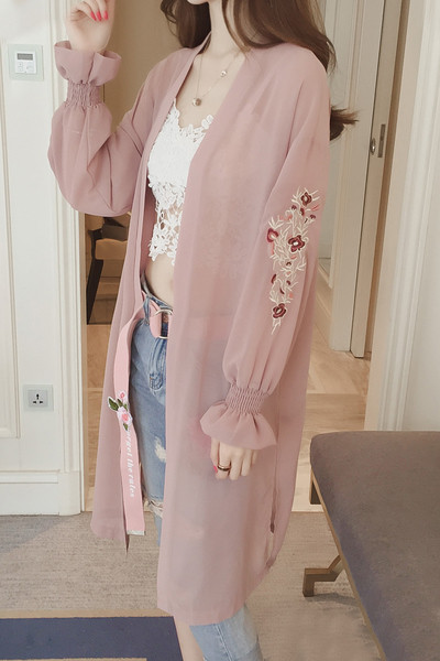 Γυναικεία ζακέτα  σιφόν με κεντήματα στα μανίκια