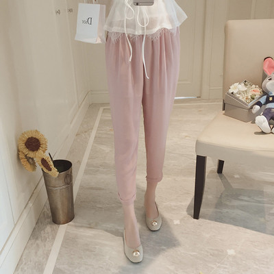 Οι γυναίκες Slacks σε τρία διαφορετικά χρώματα