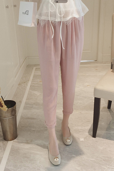 Οι γυναίκες Slacks σε τρία διαφορετικά χρώματα